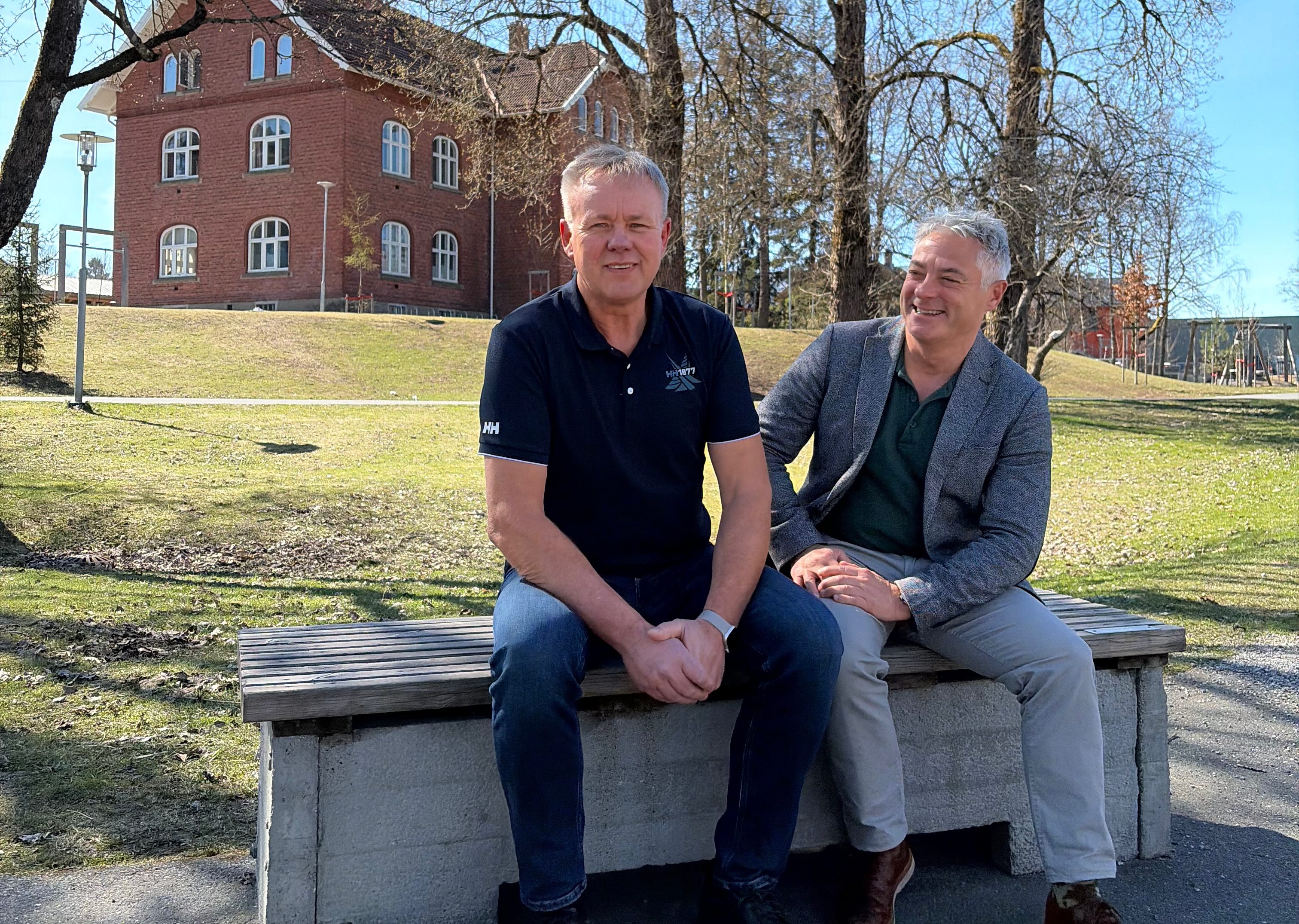 Rune, CEO i Miljøcert, og Salvador sitter på benk